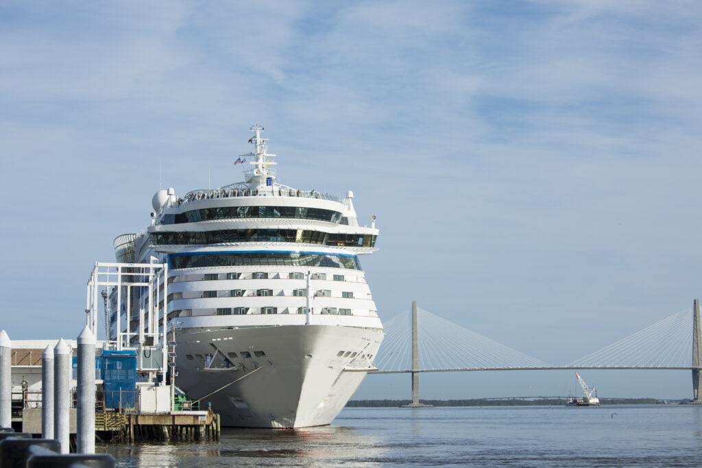Kreuzfahrtschiff liegt am Hafen mit Brücke im Hintergrund