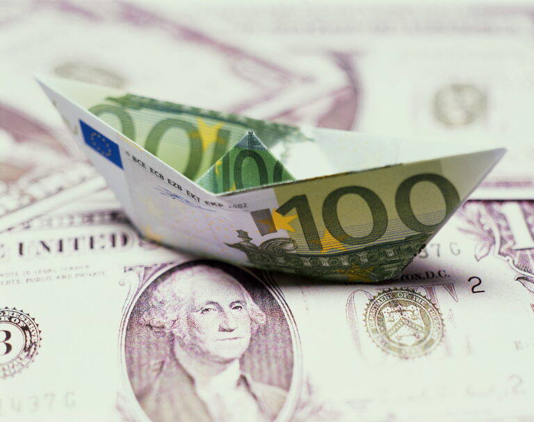 Ein Schiff gefaltet aus Geld symbolisiert Kreuzfahrt Zusatzkosten